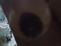 Domaci pornič, Gospodinja, Naravne joške, Bradavičke, Tuširanje, Solo, Joške, Žena