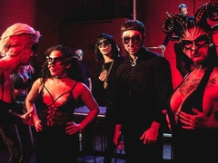 Biseksuaali, Blondi, Suihinotto, Ruskeahiuksinen, Käsihoito, Orgiat, Juhlat, Strap on dildo