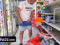 얼굴에, 두여자와 한남자, 대단히, 공개적인