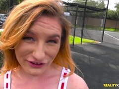 Blondine, Pik sutte, Komme på ansigtet, Udendørs, Lille kvinde, Piercing