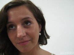 Brunette brune, Tchèque, Piercing