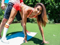 Iso perse, Iso kulli, Suihinotto, Ruskeahiuksinen, Takaapäin, Ulkona, Laiha, Teini