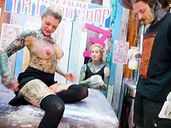 Beso negro, Tetas grandes, Mamada, Corridas, Corridas faciales, Cuadrupleta, Perforación, Tatuaje