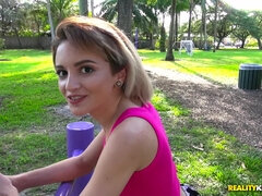 Pik sutte, Brunette, Bil, Komme på ansigtet, Onani, Lille kvinde