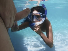 Babe, Brunette, Komme på ansigtet, Hd, Naturlige bryster, Udendørs, Svømmepøl, Våd