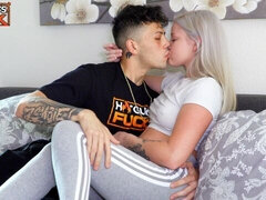 Velké péro, Blondýna, Kuřba, Přírodní prsa, Vyhublá, Tetování, Teenka, Kozičky