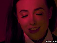 Noire, Sucer une bite, Brunette brune, Noir ébène, Fétiche, Interracial, Plan cul à trois, Nénés