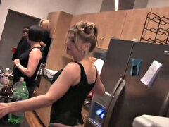 18 летние, Ванна, Минет, Брюнетки, Семяизвержение, Вечеринка, Молоденькие, Сиськи