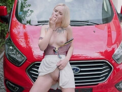 Blondynka, Samochód, Palcówka, Rozdziawiony, Obciąganie, Masturbacja, Chudy, Spódnica