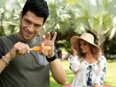 Stor stjärt, Blondin, Avsugning, Doggystyle, Fingering, Handjobb, Kysser, Milf