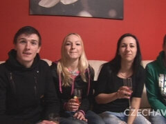 Leie, Blondine, Hundestellung, Handjob, Lecken, Orgie, Rasiert, Titten