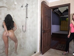 Μωρό, Μελαχροινή, Ηδ, Λεσβία, Φυσικά βυζιά, Ντουζ, Κάπνισμα, Βυζιά