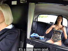 Brunette brune, Voiture, Tchèque, Gode, Doigter, Jeans, Léchez, Chatte