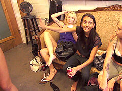 Bak kulissene, Stor kukk, Brunette, Orgie, Dask, Tenåring