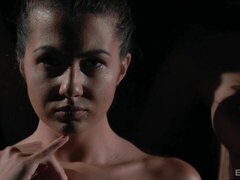 큰 엉덩이, 흑갈색 머리, 핑거링, 수음, 빼빼한, 혼자, 스트리핑, 청소년