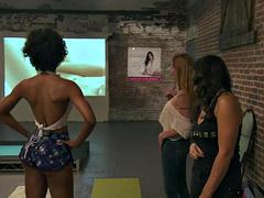 Blonde, Femme couguar, Public