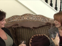 Bruinharig, Rondborstig, Vingeren, Lesbisch, Likken, Rijpe lesbienne, Kantoor, Tieten likken