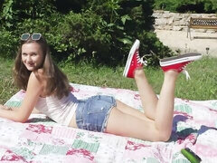 Blondína, Prstovanie, Zející, Prirodzené prsia, Vonku, Obuv, Teenka, Kozičky