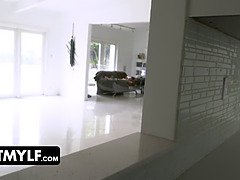 Pik sutte, Brunette, Sædskud, Komme på ansigtet, Mor jeg gerne vil kneppe, Skrige