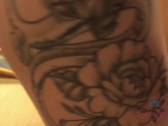 Amateur, Plage, Petite amie, Léchez, Petite femme, Pov, Maigrichonne, Tatouage