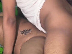 Gros cul, Gros seins, Sucer une bite, Brunette brune, Plantureuse, Gorge profonde, Mère que j'aimerais baiser, Tatouage