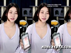 SUPER sexy Korean shows her tits by accident!
