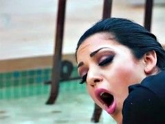 Baben, Stor stjärt, Stora tuttar, Brunett, Fingering, Onani, Pool, Tatuering