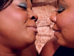 Amatør, Store pupper, Svart, Fotfetisj, Kyssing, Slikking, Milf, Suging