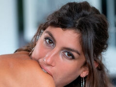 Cumizás, Kutya póz, Szőrös, Kézimunka, Csókolózás, Nyalás, Nuni, Tini