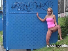 Babe, Blond, Støvletter, Hd, Utendørs, Pissing, Offentlig