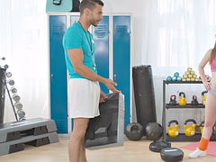 아기, 큰 음경, 체육관, 핸드잡, 타는, 문신, 쓰리섬, 젖가슴